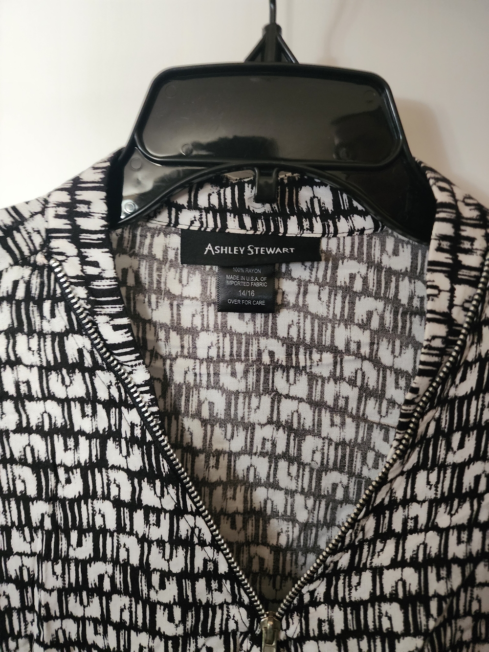 ✨️Ashley Stewart Black & White Printed Zip Blouse Size 14/16✨️ - Picture 4 of 5